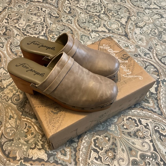 NWT Free People Calabasas Clog Washed Taupe Womens Sz 40 US 10 - Picture 9 of 14